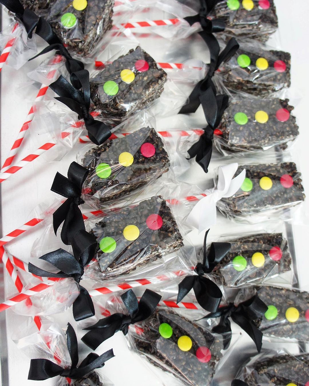 Traffic light rice crispy pops – Tuck Box Cakes